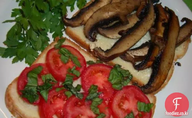 포르타 벨라 버섯과 토마토 샌드위치