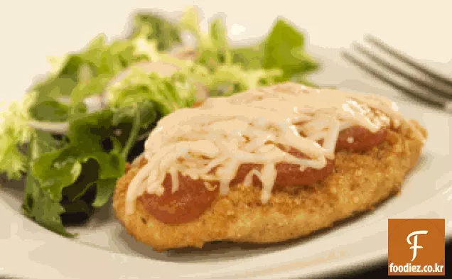 즙이 많은 치킨 파마산