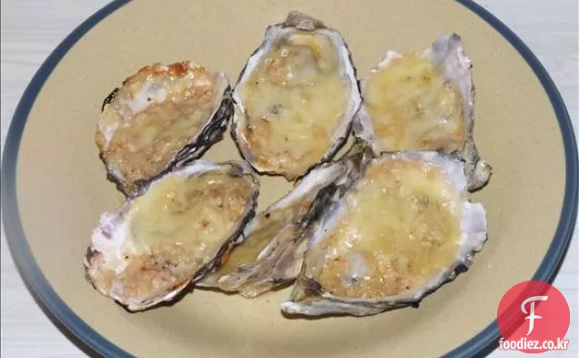 소금에 절인 훈제 굴과 체다 치즈