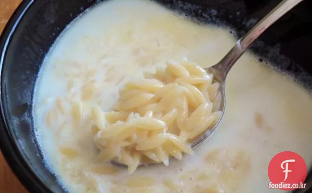 햇볕에 말린 토마토와 소나무 견과류가 들어간 파스타