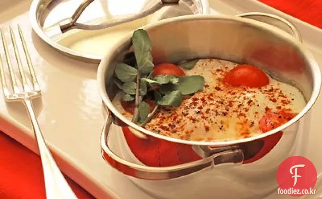 시금치,토마토 및 물냉이와 요구르트에 구운 계란