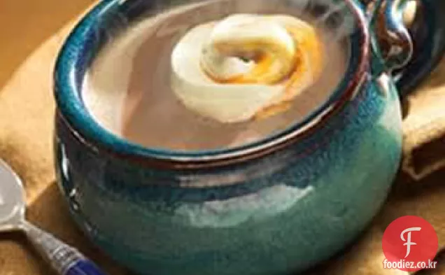 카라멜 크림 소용돌이 핫 초콜릿
