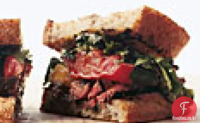 갈비뼈와 구운 토마토 샌드위치