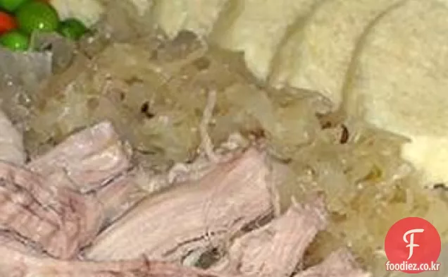 슬로우 쿠커 랭커스터 카운티 돼지 고기와 소금에 절인 양배추