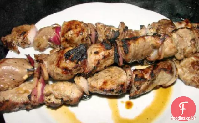절인 돼지 고기와 붉은 양파 케밥