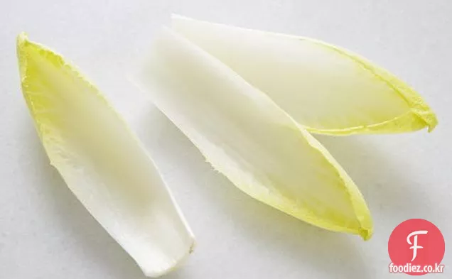 마이어 레몬,잠두,오일 경화 올리브를 곁들인 꽃 상추 샐러드