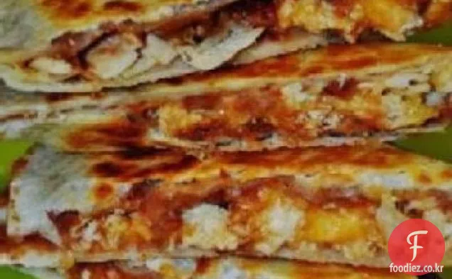 칼라의 베이컨과 치킨 퀘사 디아