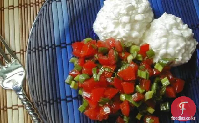 코티지 치즈와 함께 제공되는 토마토 샐러드