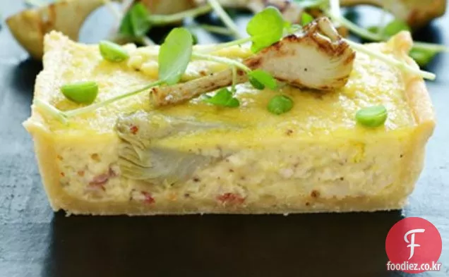 훈제 베이컨,아티 초크 및 암탉의 달걀 타르트
