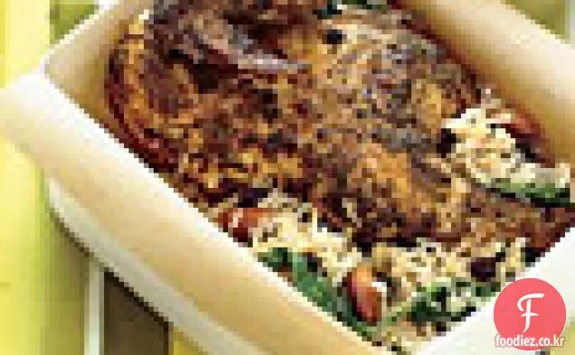 바 스마티,말린 건포도,아몬드 샐러드를 곁들인 구운 게임 암탉