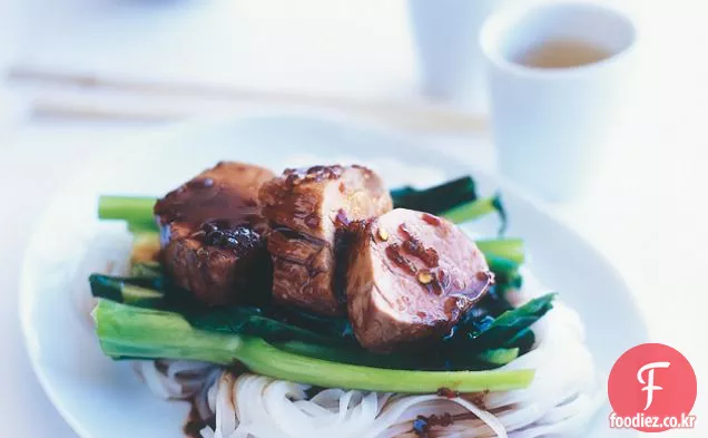 쌀 국수와 끈적 끈적한 돼지 고기