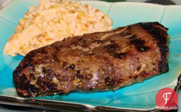 간단하고 맛있는 절인 구운 측면 스테이크