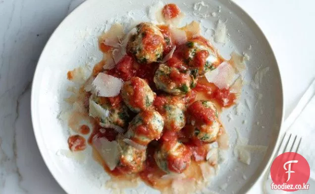 '이탈리아의 영광스러운 야채'의 간단한 토마토 소스에 담긴 근대와 시금치 라비올리 누디