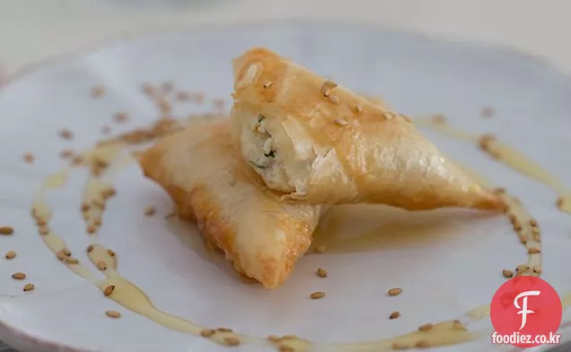 신선한 치즈로 채워진 필로 삼각형(브리 우 아츠 빌 제벤)