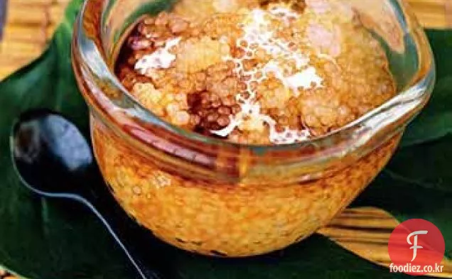 코코넛 크림과 야자 설탕 시럽을 곁들인 타피오카 푸딩