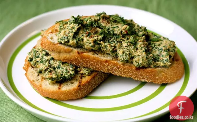케일과 햇볕에 말린 토마토 후 무스
