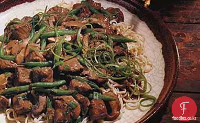 해선-찐 돼지 고기,버섯,국수에 녹색 콩