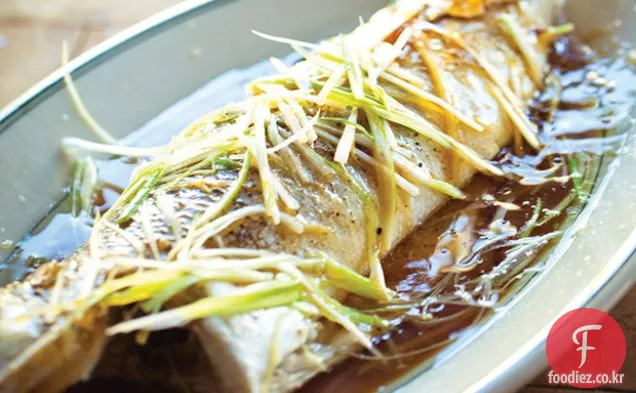 생강,파,콩을 곁들인 생선 찜