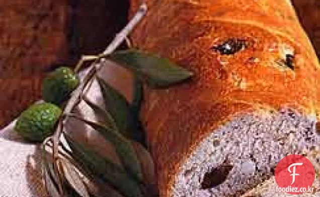 칼라 마타 올리브와 백리향을 곁들인 프랑스 빵