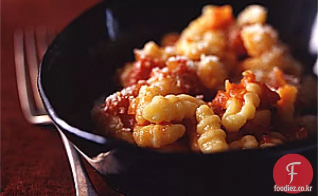 토마토,양파,관시 알레 소스를 곁들인 작은 감자 만두
