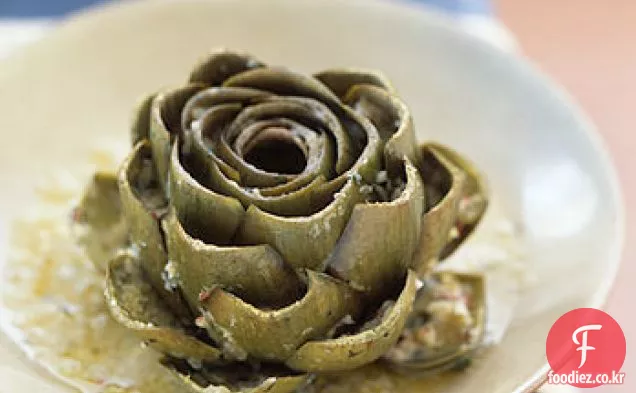 화이트 와인에 찐 전체 박제 아티 초크