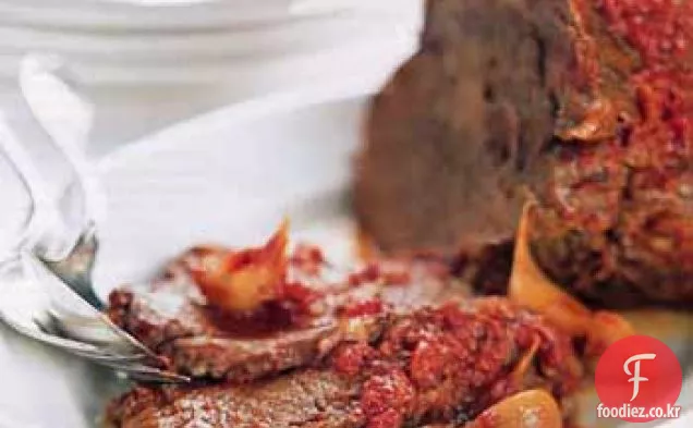 토마토 소스와 마늘을 곁들인 오븐 찐 쇠고기