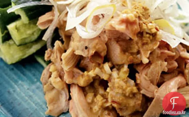 참깨 소스와 함께 찐 치킨 샐러드