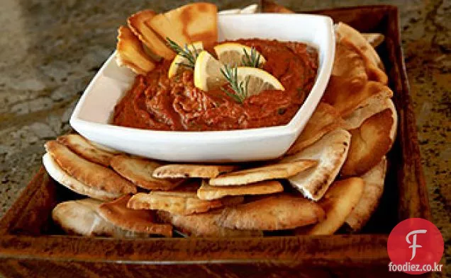흰 콩 푸르스름한 햇볕에 말린 토마토가 든 흰 콩 푸르스름한 흰 콩