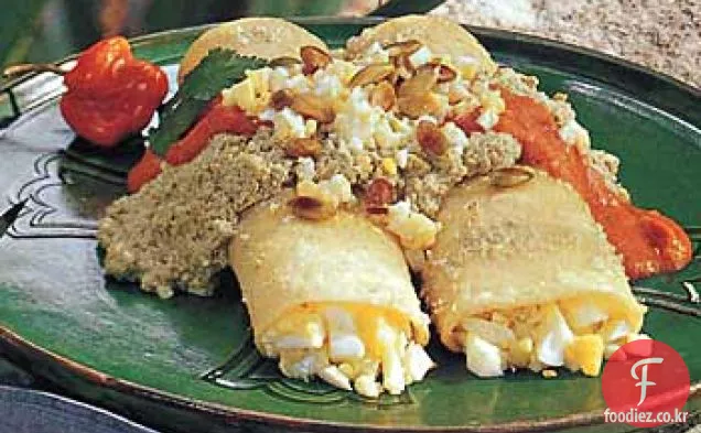 호박 씨앗과 토마토 하바네로 소스를 곁들인 계란 타코