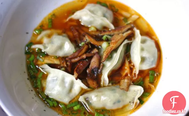 사천 수프에 표고 버섯을 곁들인 찐 만두