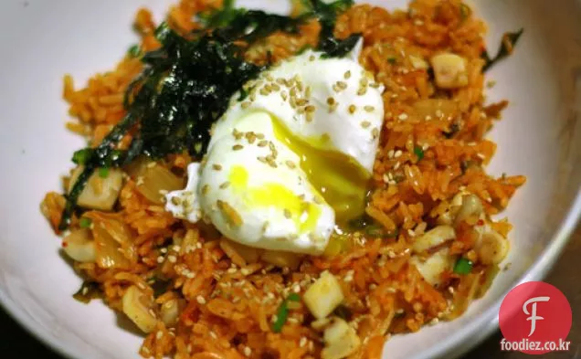 김치 볶음밥 볶음밥 오징어와 데친 계란