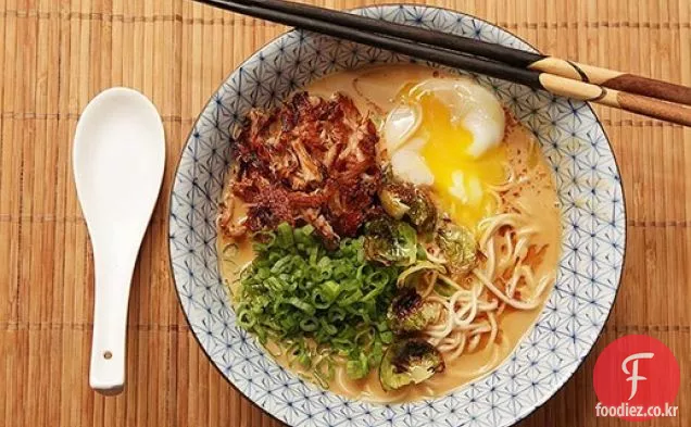 바삭한 칠면조와 부드러운 달걀을 곁들인 터키 파이 탄라면