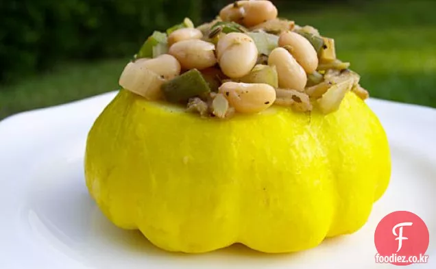 케이준 흰 콩으로 채워진 패티 팬 스쿼시
