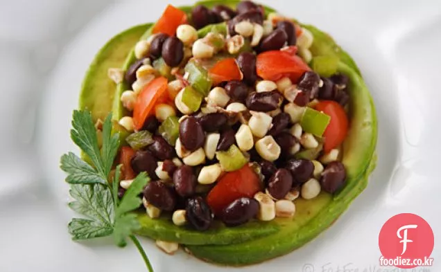 아보카도와 생 옥수수와 검은 콩 샐러드