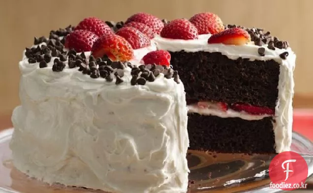 푹신한 설탕을 입힌 초콜릿 딸기 케이크