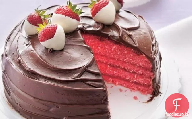 초콜릿으로 덮인 딸기 케이크