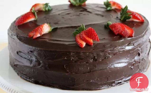 다크 초콜릿으로 덮인 딸기 케이크