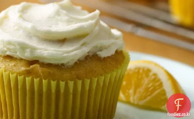 레몬 버터 크림 프로스팅을 곁들인 글루텐 프리 레몬 애호가의 컵 케이크