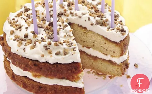 크림 채워진 버터 피칸 생일 케이크