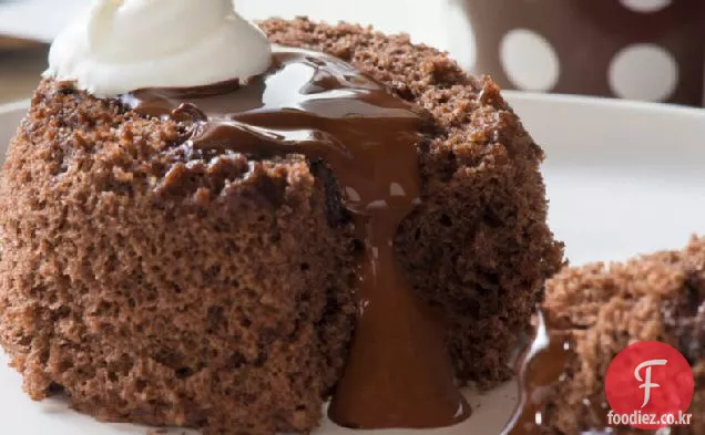 초콜릿 녹은 용암 찻잔 케이크