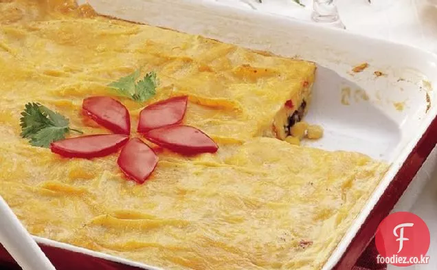 검은 콩과 옥수수 엔칠 라다 계란 빵