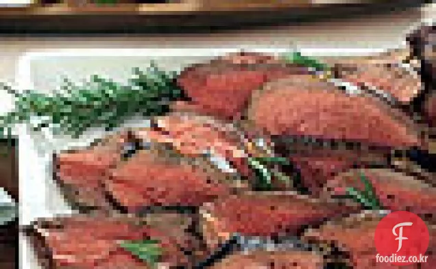 매운된 겨자와 로즈마리와 양고기의 구운된 다리