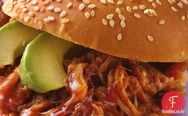 슬로우 쿠커 치포 틀레 뽑아 돼지 고기 샌드위치