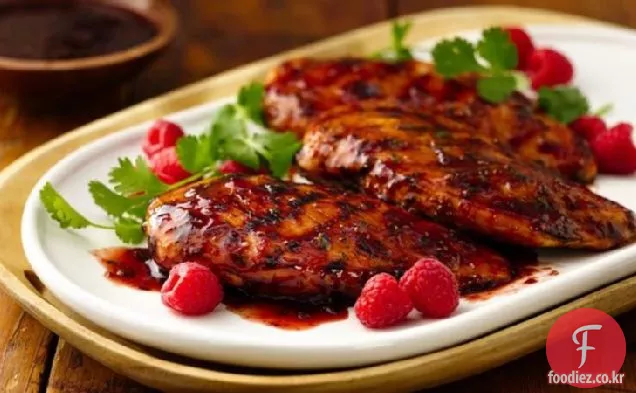 라즈베리 치포 틀레 유약을 곁들인 구운 치킨