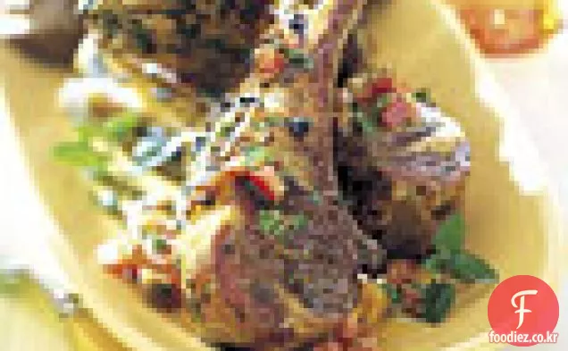 토마토 민트 드레싱을 곁들인 양고기 바베큐 랙