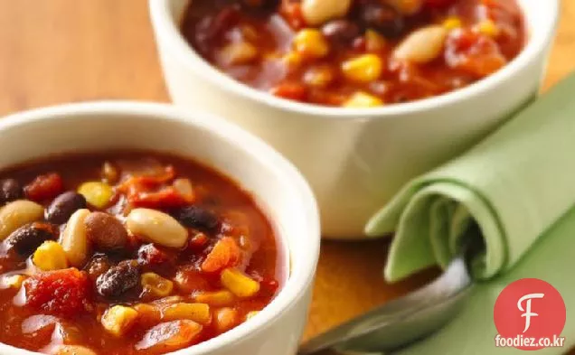채식 흑인과 백인 콩 칠리