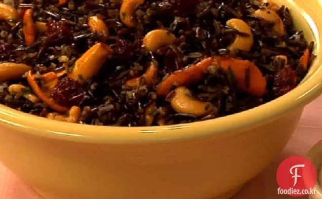 살구,사워 체리,캐슈 사워 크림을 곁들인 글루텐 프리 야생 쌀 샐러드