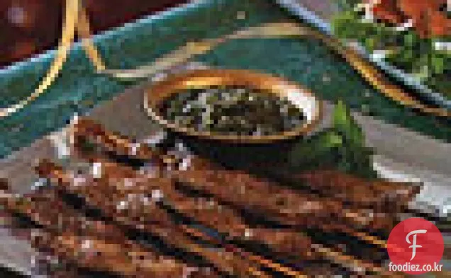 아몬드 민트 페스토를 곁들인 꼬치 양고기