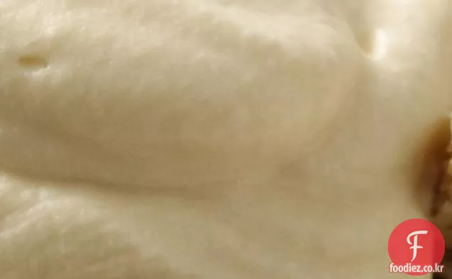 카라멜 크림을 곁들인 카 다몬 애플 파삭 파삭