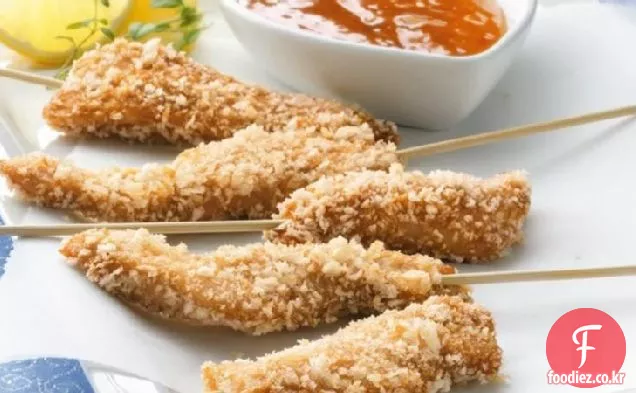 강한 맛을 내는 레몬 소스를 가진 아시아 닭 텐더